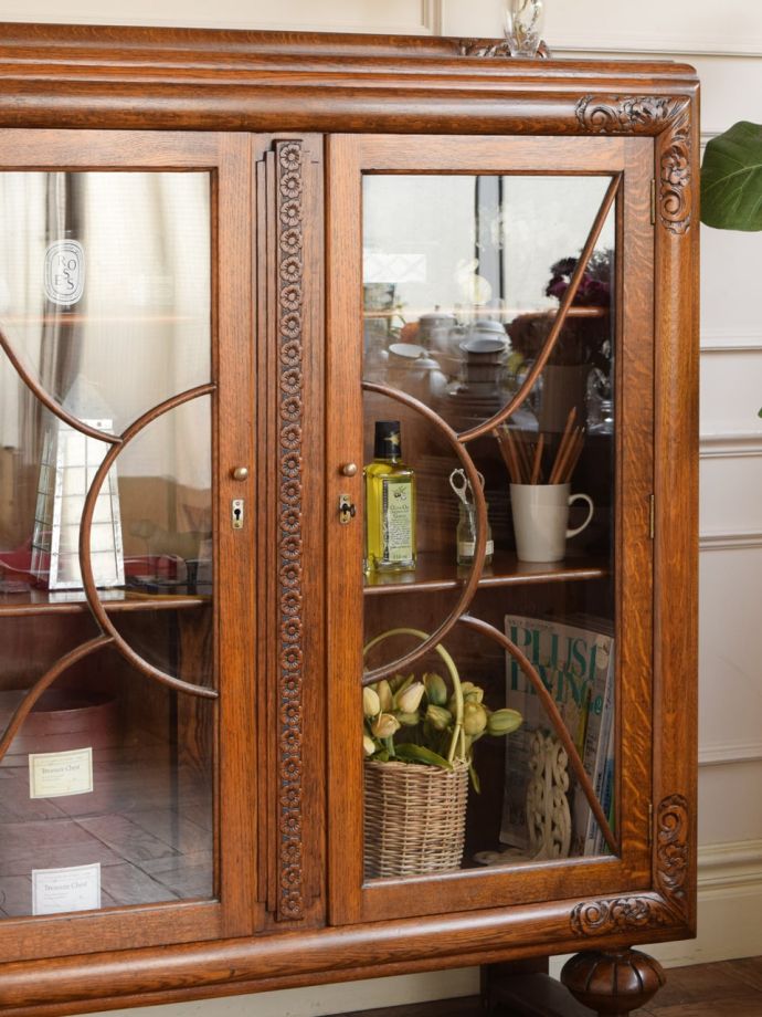 ガラス扉のおしゃれなキャビネット