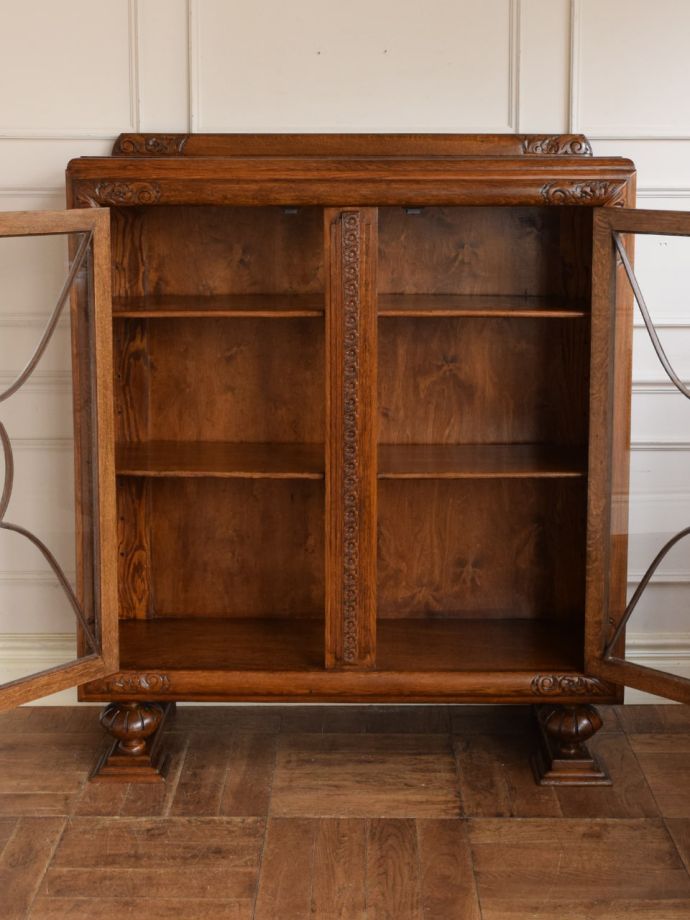 ガラスキャビネットの扉の中