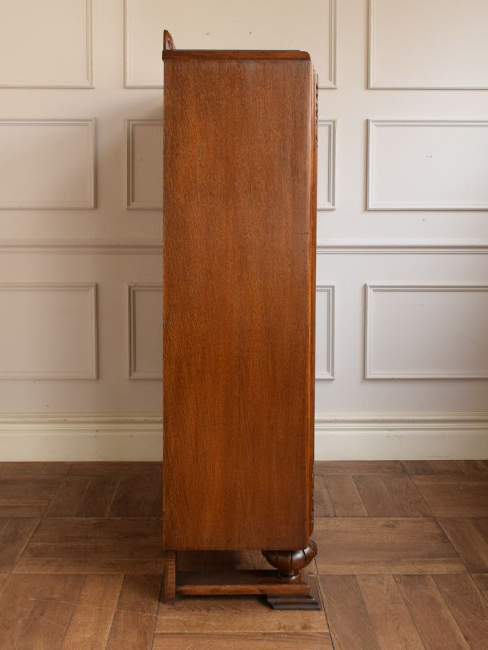 ガラスキャビネットの側面