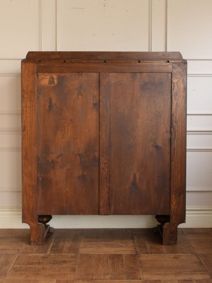 ガラスキャビネットの後ろ姿