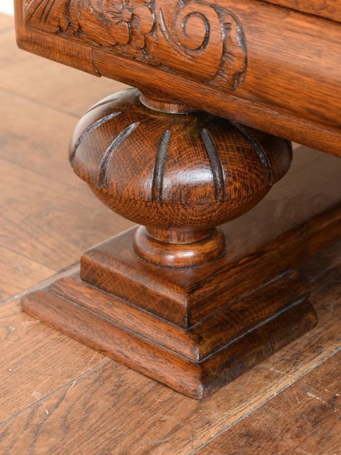 アンティークキャビネットの脚