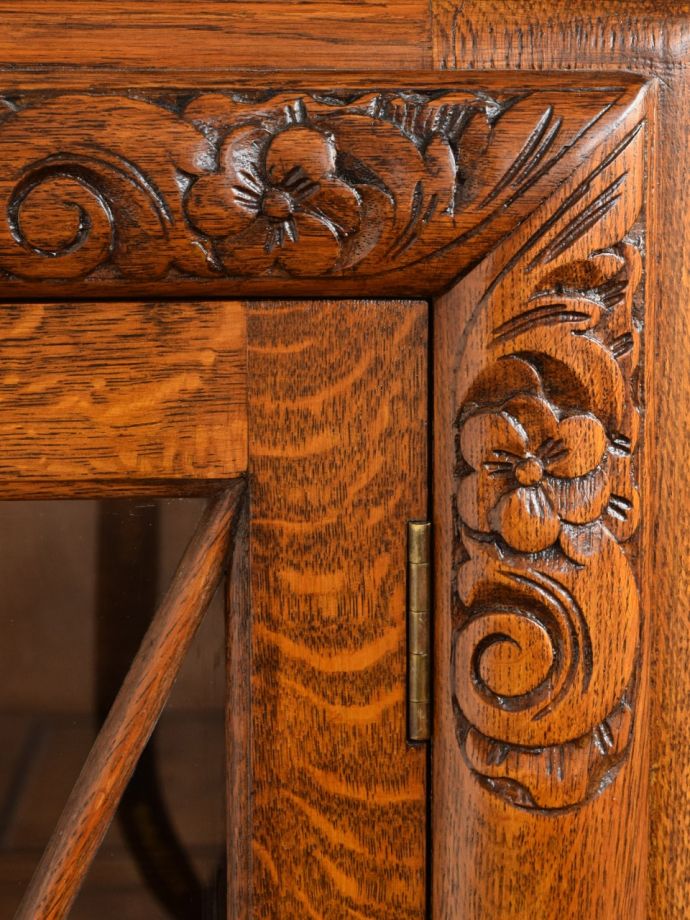 英国アンティーク家具らしい彫