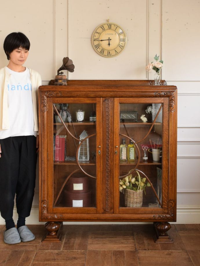 英国アンティークのガラスキャビネット