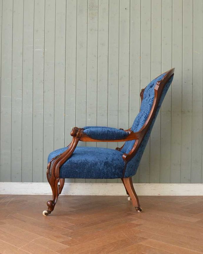 ブルーの張地と装飾が美しいウォルナット材のアームチェア、キャスター