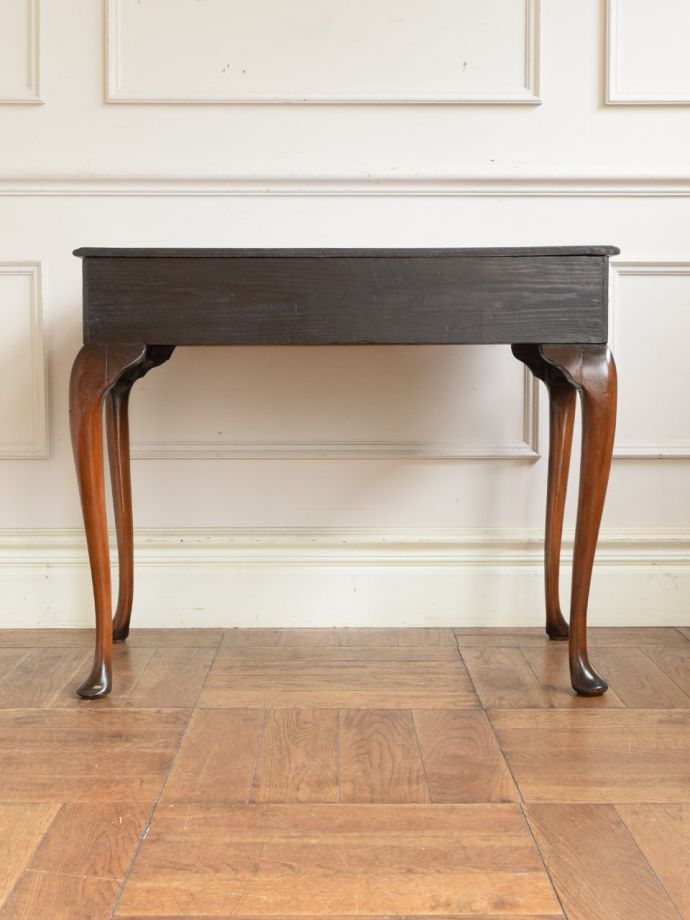 コンソールテーブルの後ろ姿