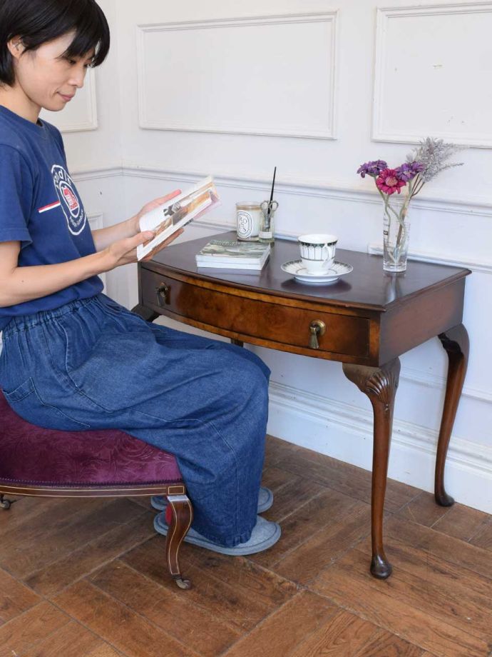 いろんな用途で使えるアンティークのテーブル