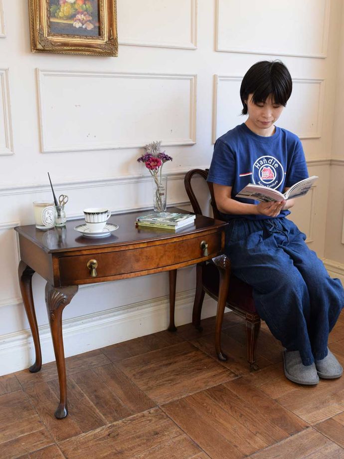 英国アンティークのコンソールテーブル