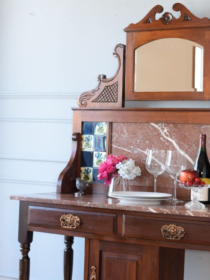 アンティーク家具でしか手に入らないキャビネット