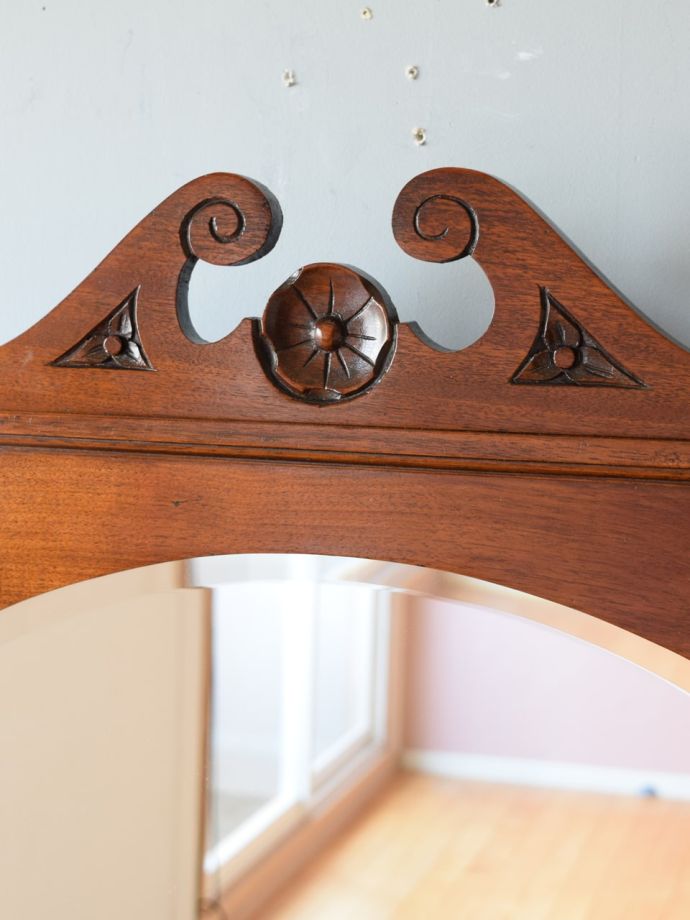 英国アンティーク家具らしい装飾