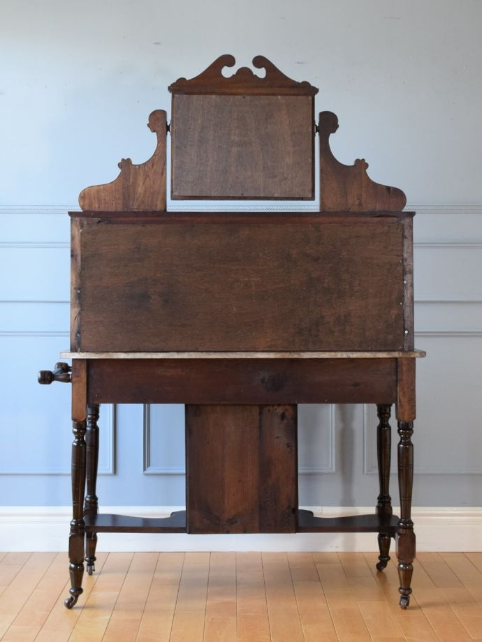 キャビネットの後ろ姿