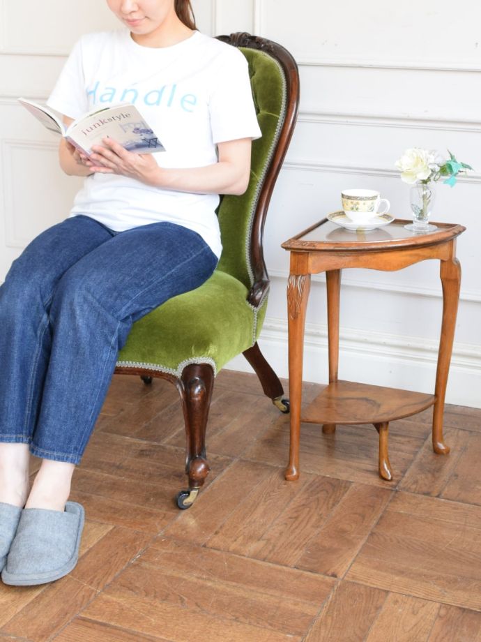 英国スタイルのアンティークテーブル