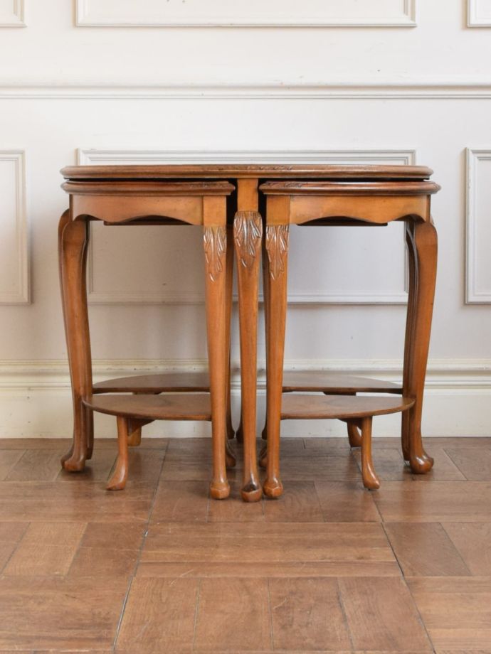 アンティークテーブルの側面