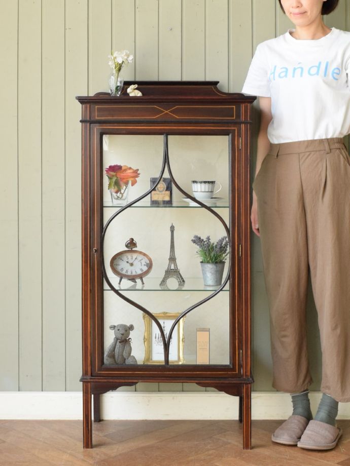 英国アンティークのガラスキャビネット