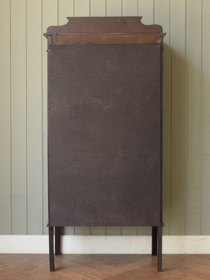 キャビネットの後ろ姿