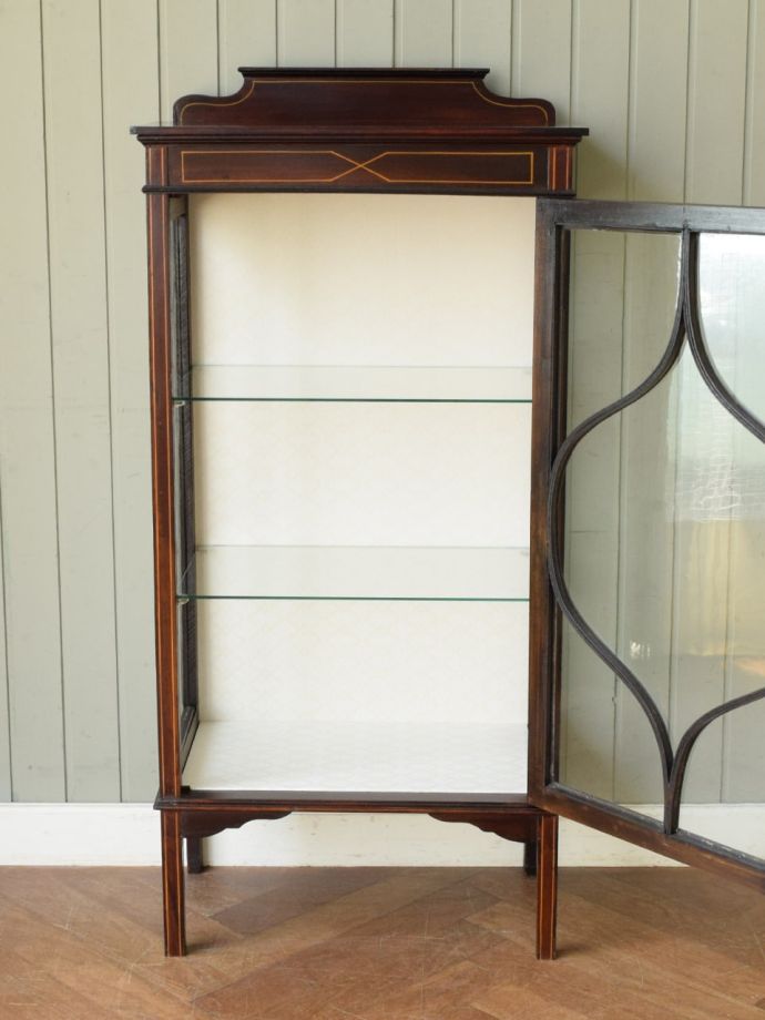 ガラスキャビネットの扉の中