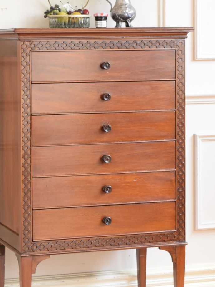 アンティーク家具らしさが漂うチェスト