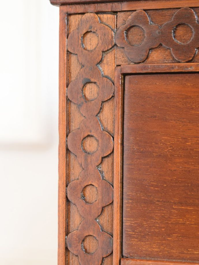 英国アンティーク家具らしい装飾