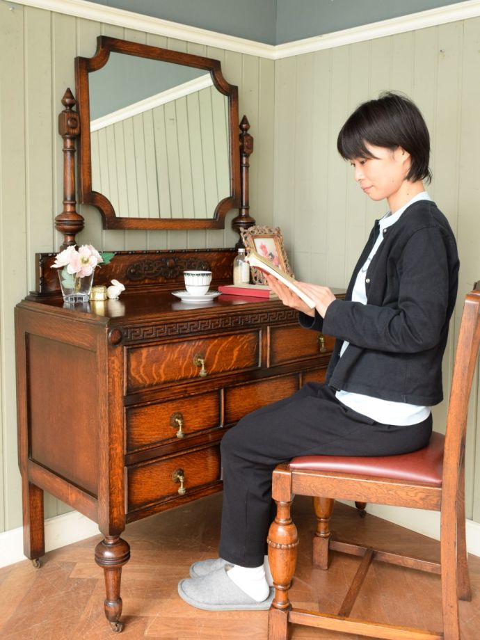 便利に使えるアンティークのドレッサー