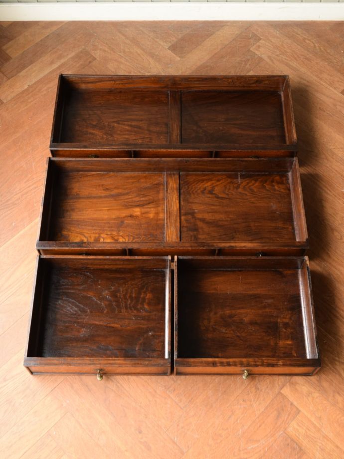 ドレッサーの引き出しの中