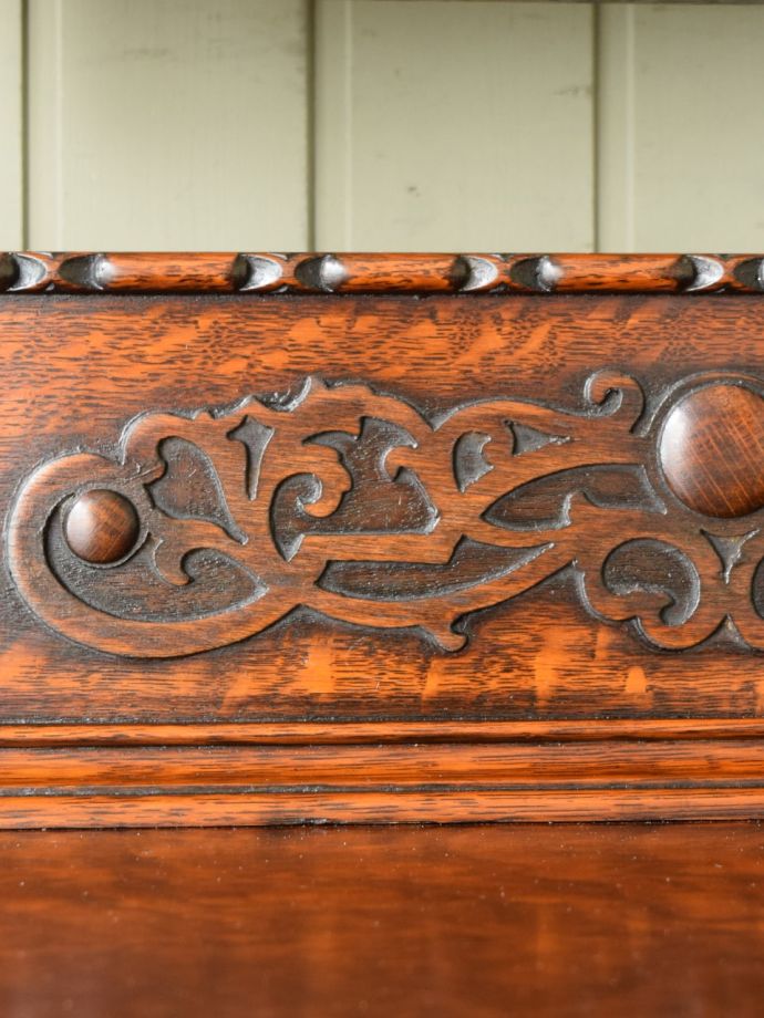 アンティーク家具らしい装飾