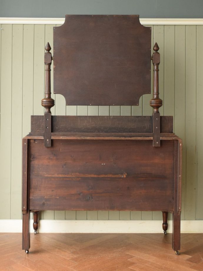 ドレッサーの後ろ姿