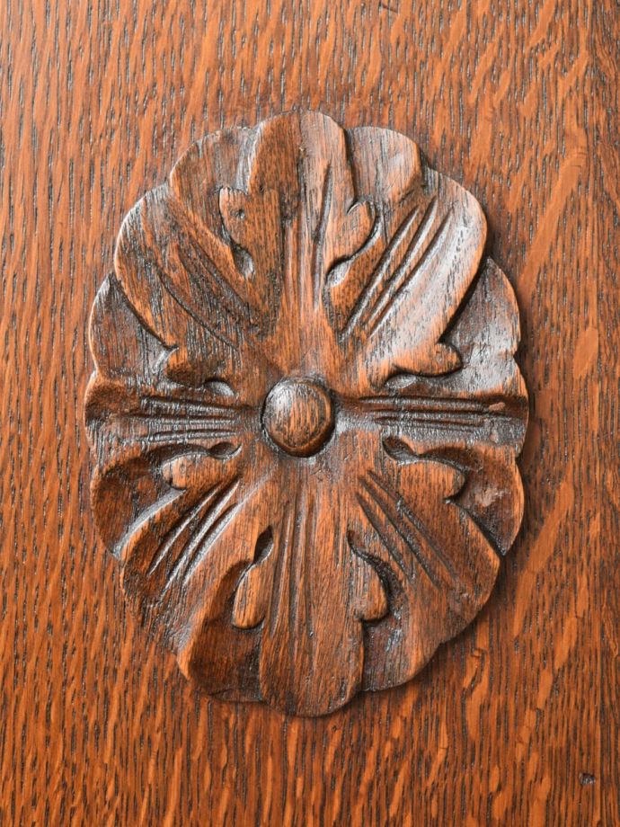 英国アンティーク家具らしい装飾