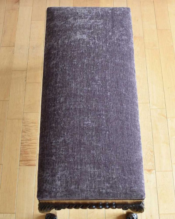 布座面　アンティーク チェア　マホガニー材のピアノスツール、アンティークデュエットスツール（マホガニー材）。上から座面を見てみましょう座面は新しく張り替えたのでキレイです。(q-285-c)