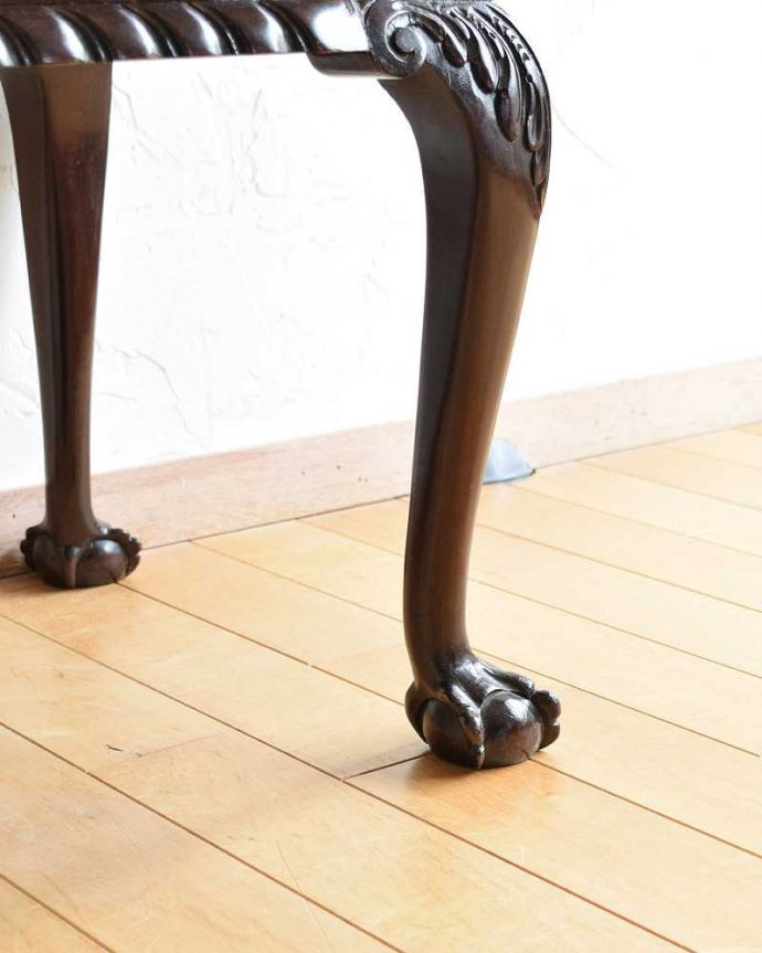 布座面　アンティーク チェア　マホガニー材のピアノスツール、アンティークデュエットスツール（マホガニー材）。移動もラクラクの理由は…Handleのアンティークチェアの脚の裏には、フェルトキーパーをお付けしていますので、持ち上げず床を滑らせてお使い頂けます。(q-285-c)