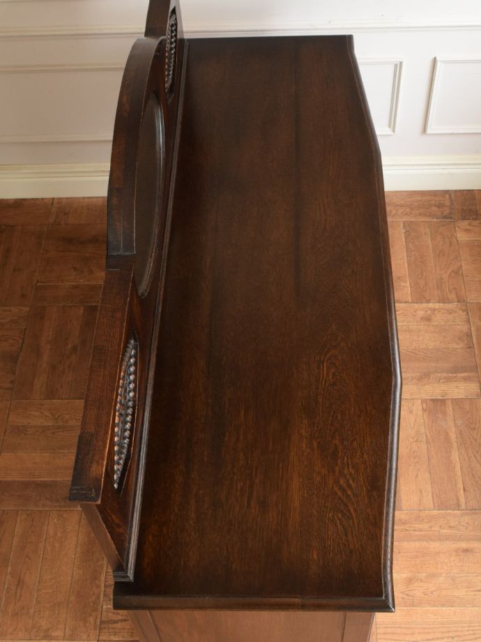 アンティークのサイドボードの天板