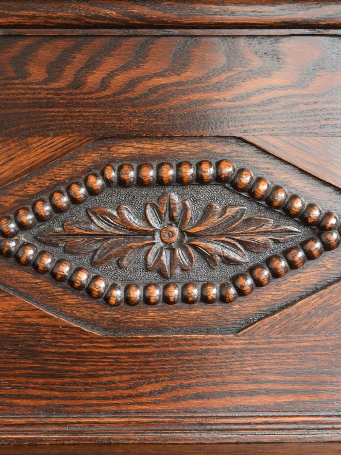 英国アンティーク家具らしい装飾