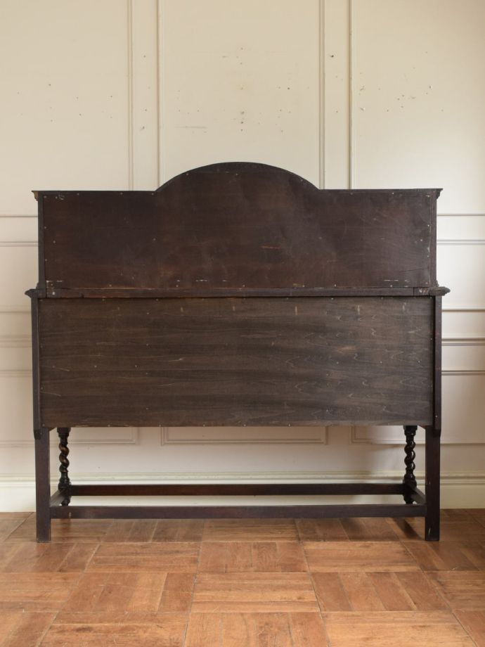 キャビネットの後ろ姿