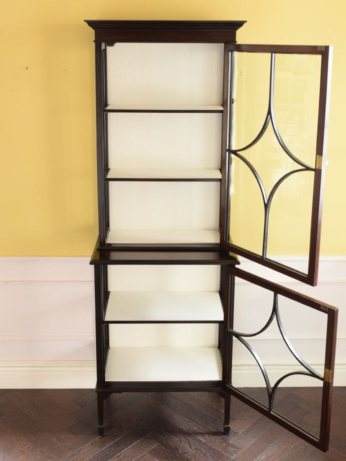 ガラスキャビネットの扉の中