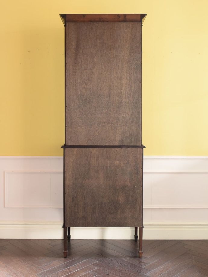 キャビネットの後ろ姿