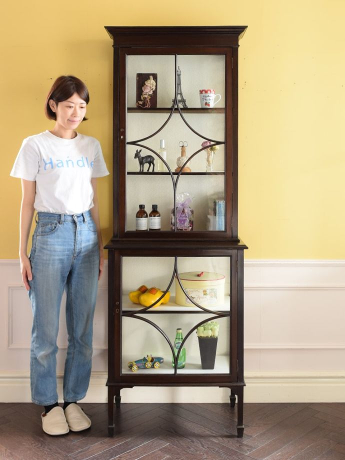 英国アンティークのガラスキャビネット