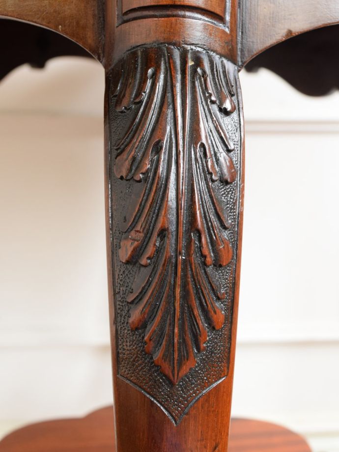 英国アンティーク家具らしい装飾