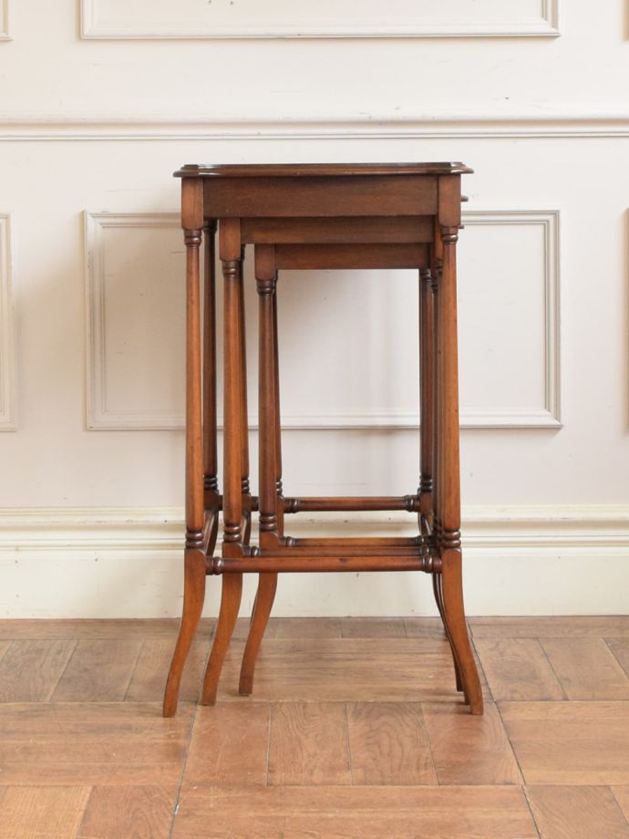 ネストテーブルの横顔