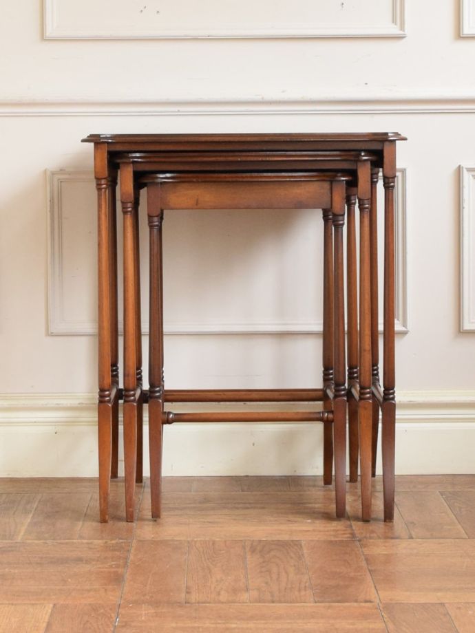 アンティークのネストテーブル