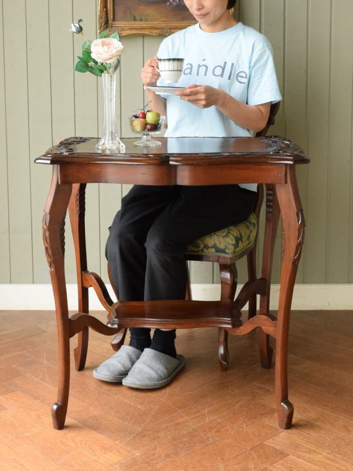 アンティークのオケージョナルテーブル