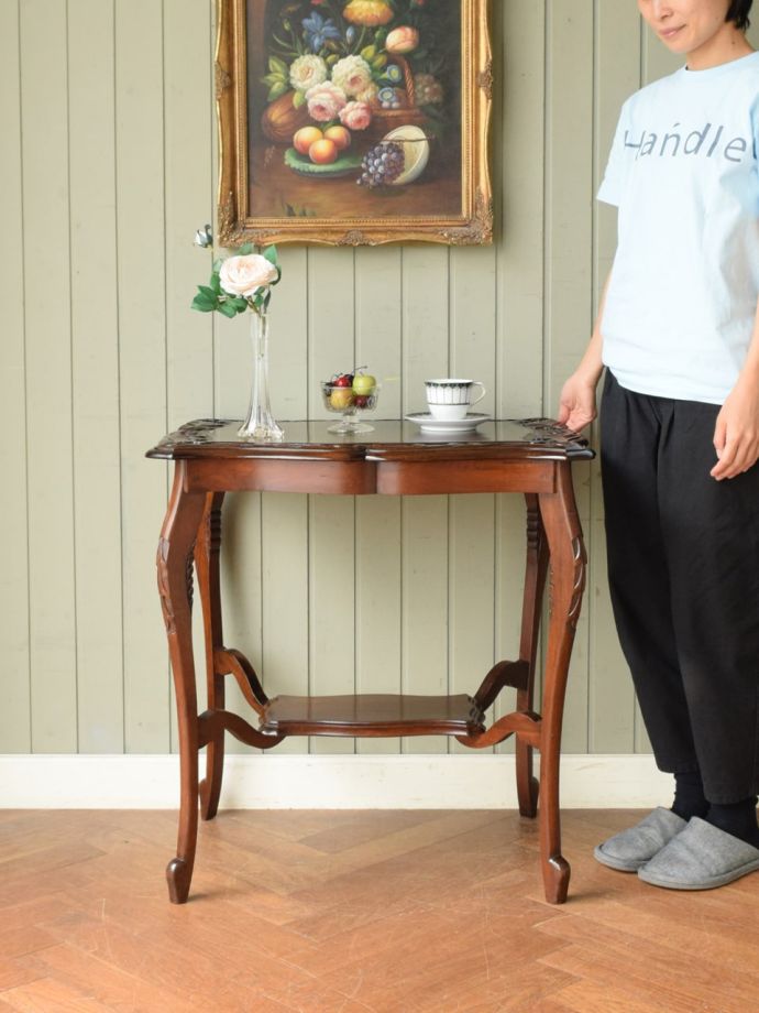 アンティークのサイドテーブル