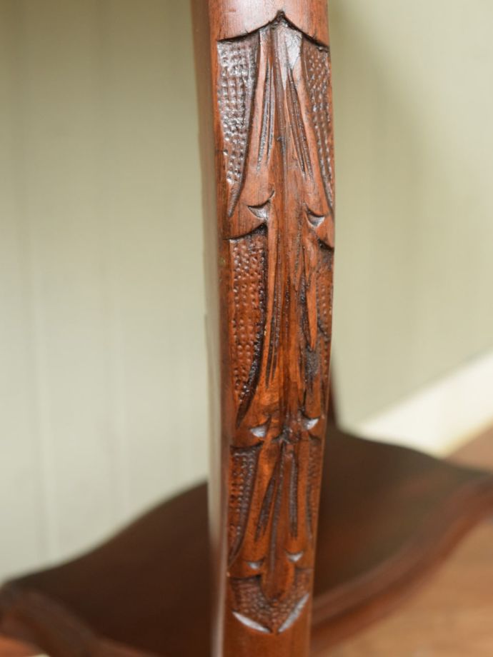 英国アンティーク家具らしい装飾