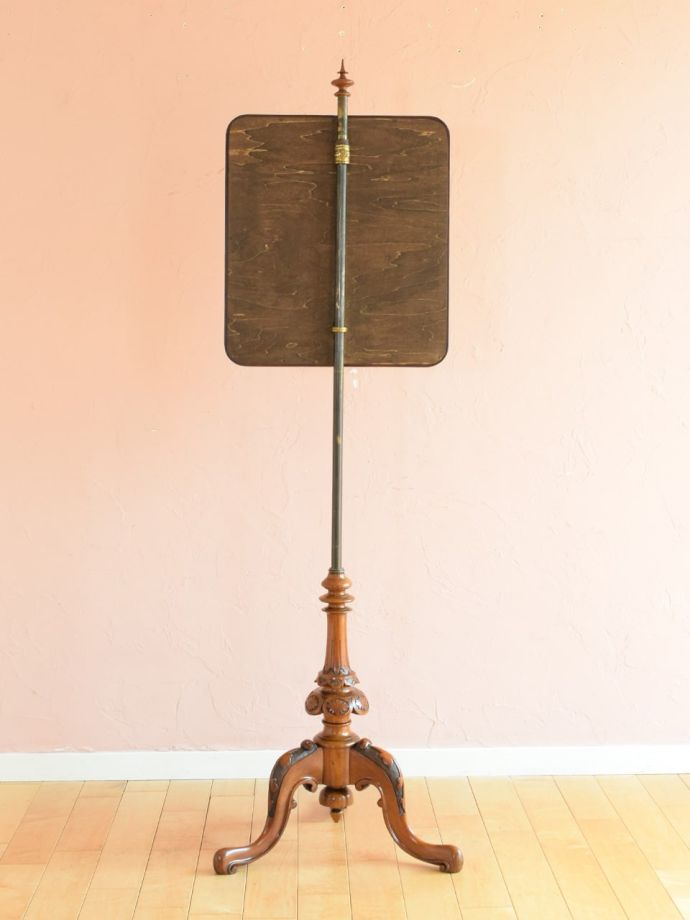 スクリーンの後ろ姿