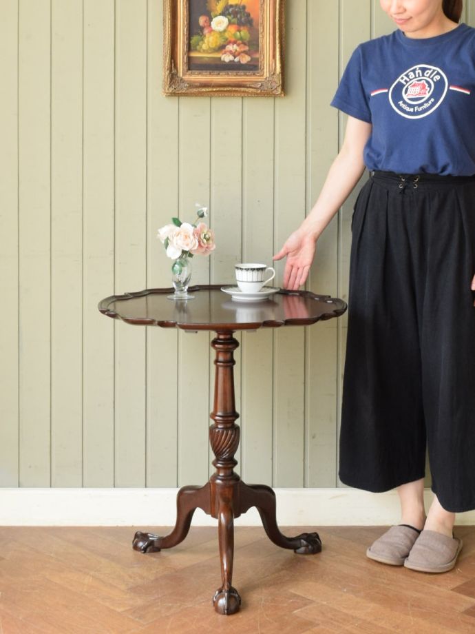 アンティークのサイドテーブル