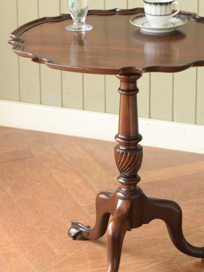 おしゃれなアンティークのテーブル