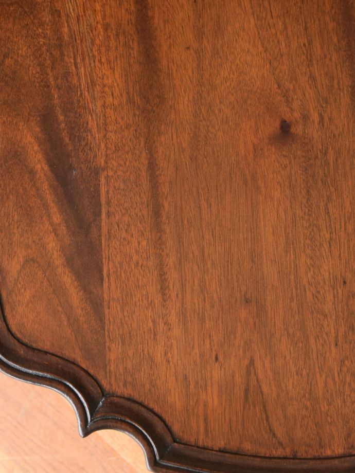 アンティークテーブルの美しい天板