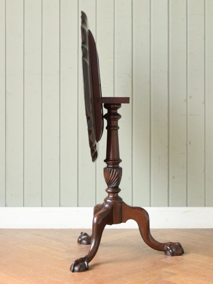 ティルトップテーブルの側面