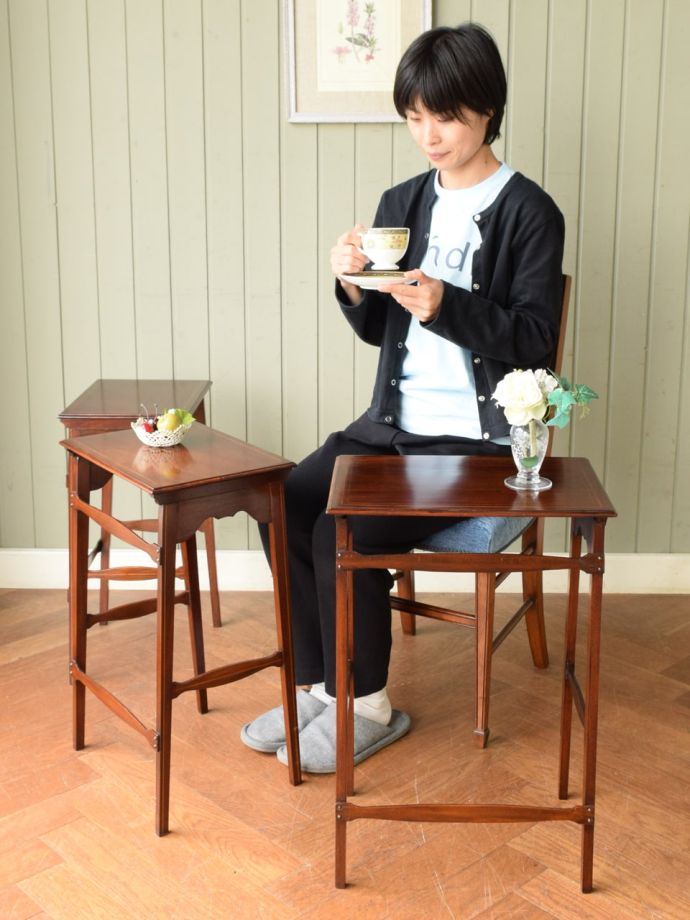 アンティークのネストテーブル