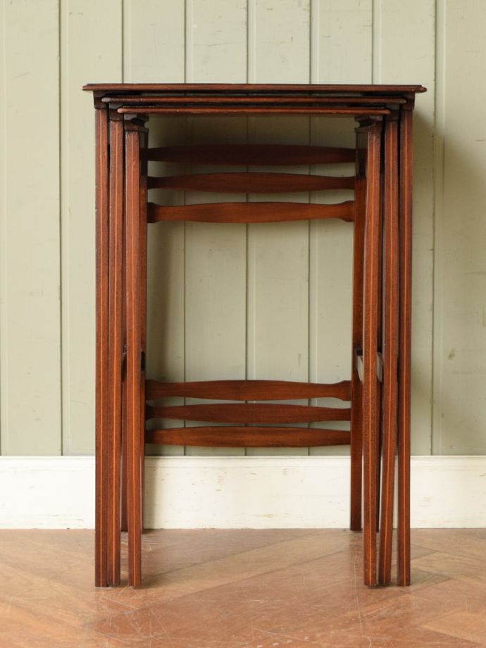 アンティークのネストテーブル