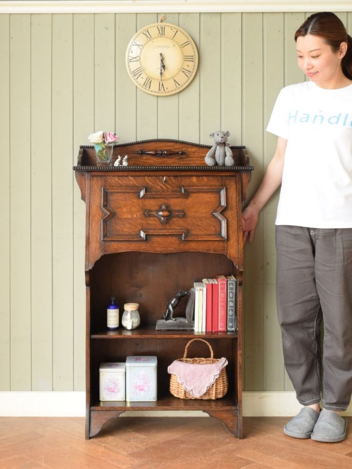 英国アンティークのライティングビューロー、本棚付きのおしゃれな