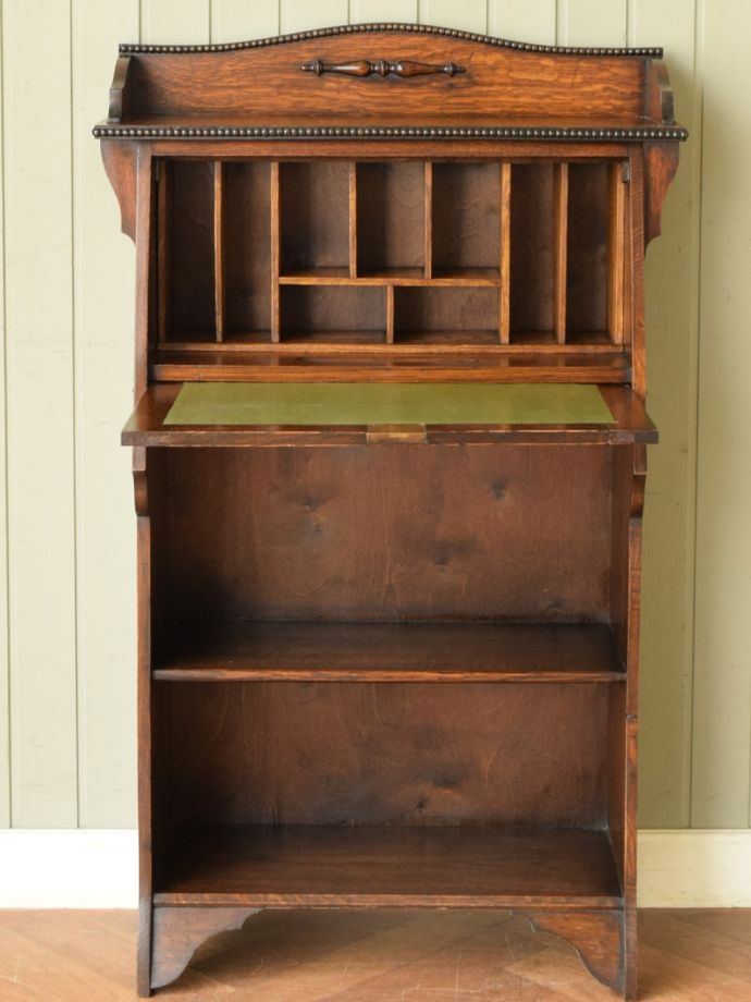 英国アンティークのライティングビューロー、本棚付きのおしゃれな