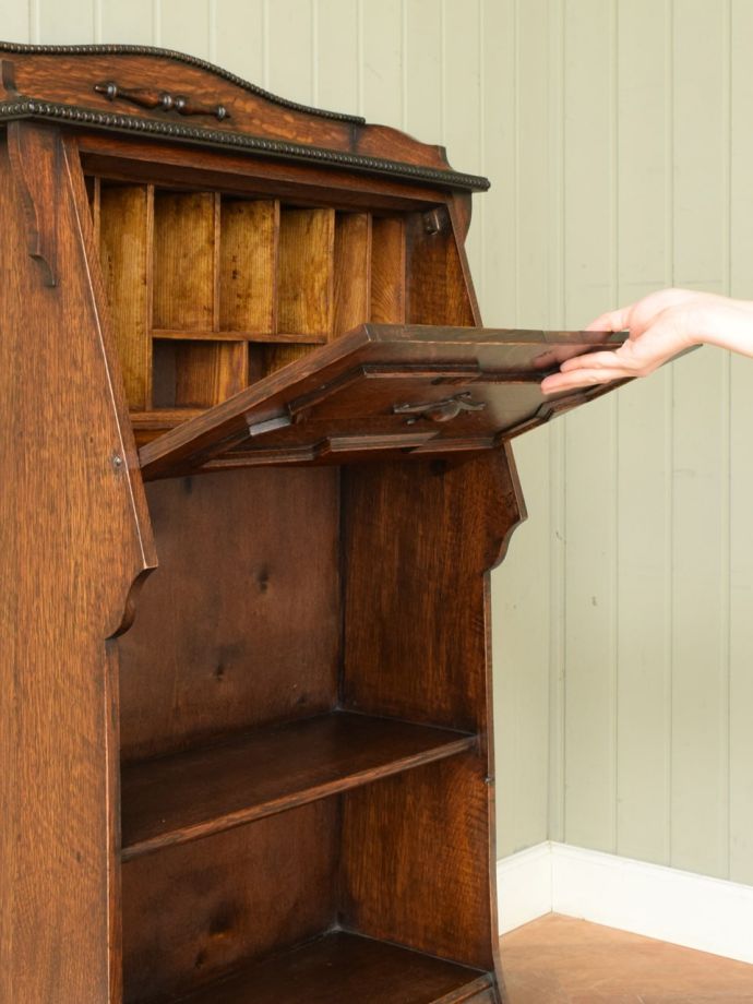 英国アンティークのライティングビューロー、本棚付きのおしゃれな